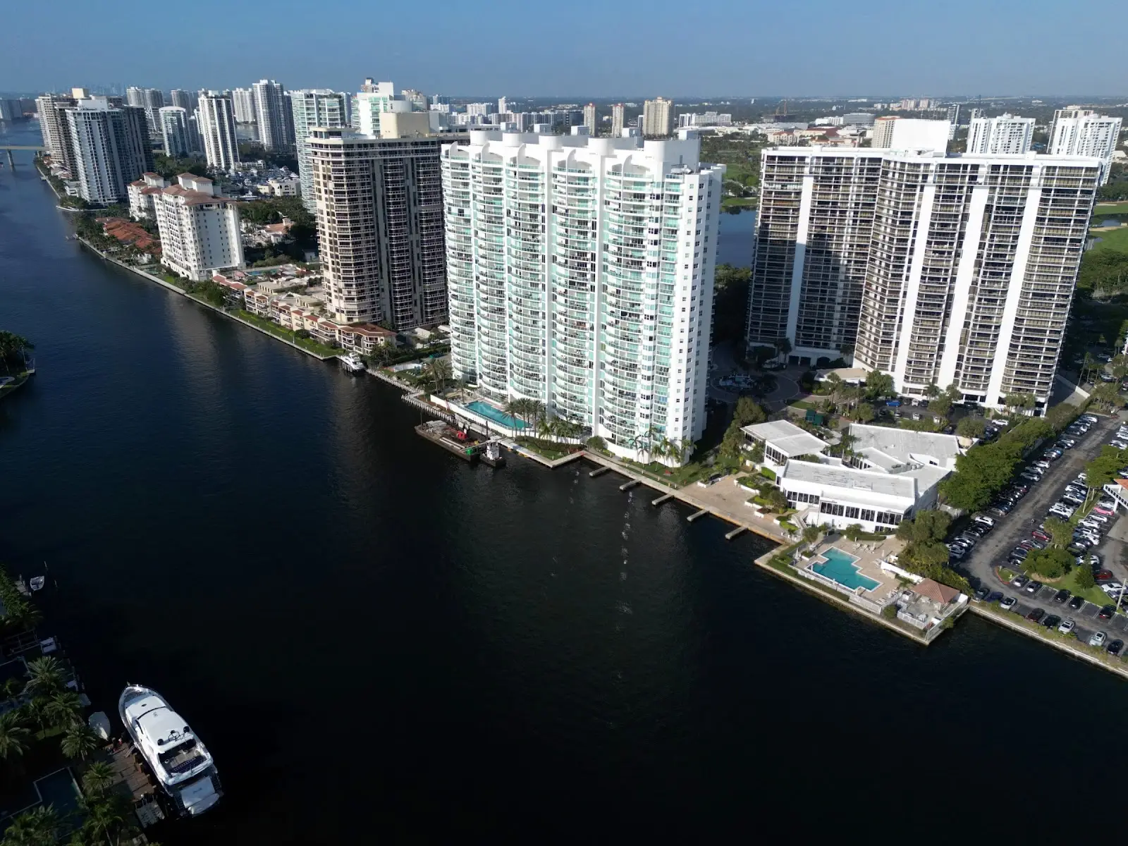 Hamptons West, 20281 E Country Club Dr, Aventura
